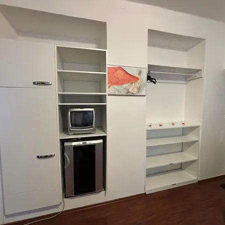 Emilie - K Lanovce Str דירה